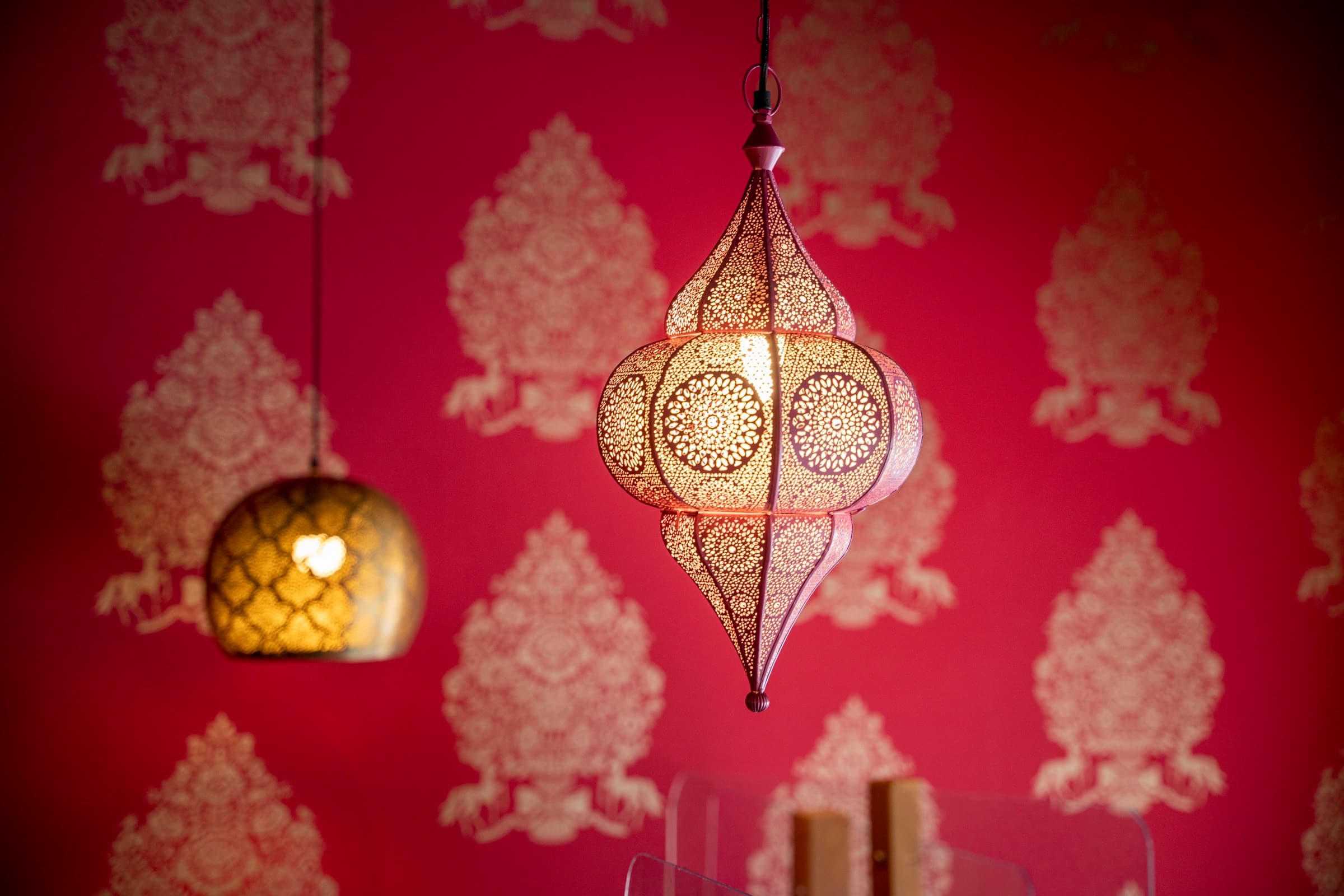 Orientalische Laternen vor roter Ornament-Tapete im indischen Restaurant GOA Stadthöfe in der Hamburger Innenstadt