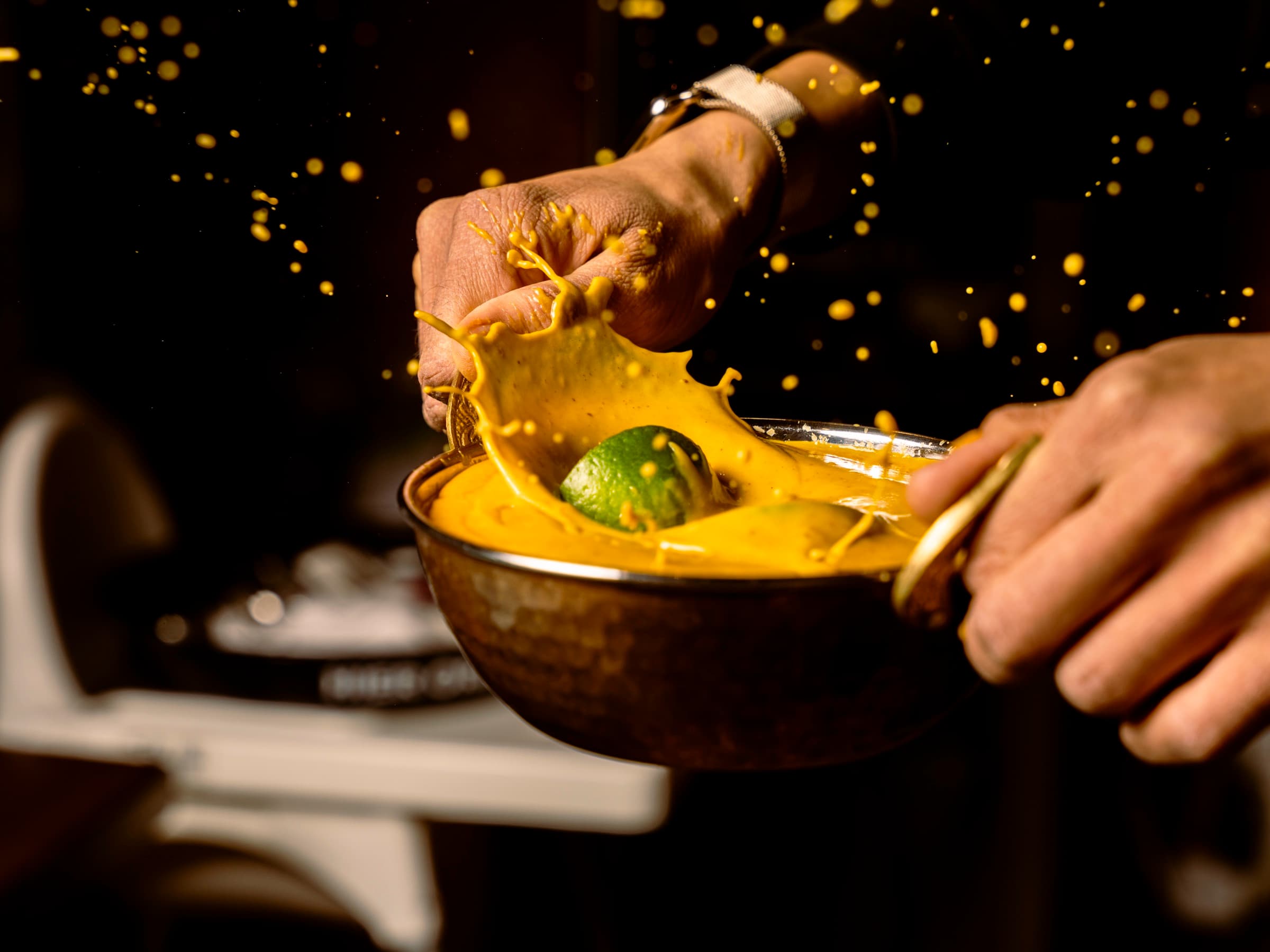 Indisches Curry wird in der Kupferpfanne geschwenkt – indisches Restaurant GOA Hamburg
